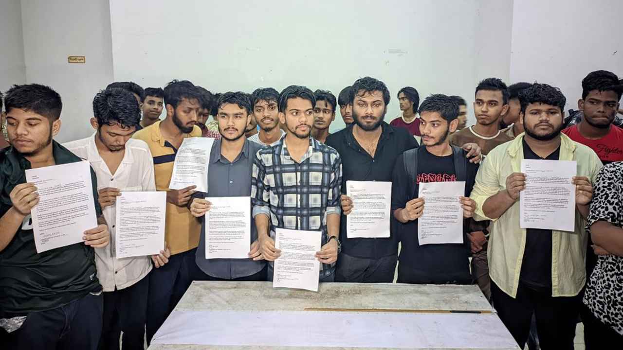 বৈষম্যবিরোধী নেতাদের বিরুদ্ধে দুর্নীতির অভিযোগ তুলে ১৬ জনের পদত্যাগ